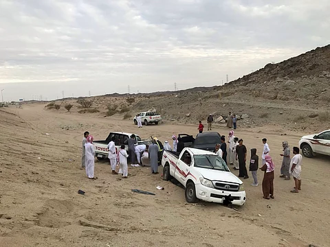 شاهد تصادم سيارتين على طريق بيشة يخلّف إصابات.. وأهالٍ يستعجلون "النقل"