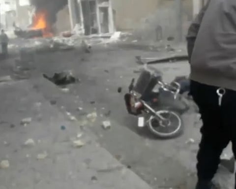 جثث متناثرة وبقع دماء.. النظام السوري يغدر بـ5 مدنيين في إدلب .. "فيديو"