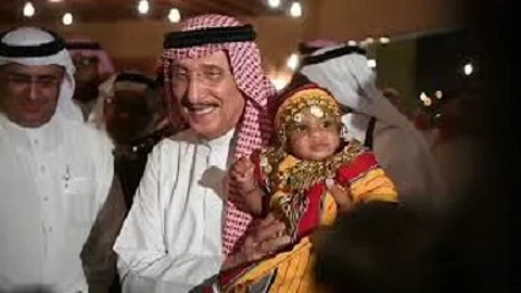 بعيدًا عن الرسميات.. لحظات عفوية لأمير جازان وهو يشارك الأطفال العرضة الشعبية