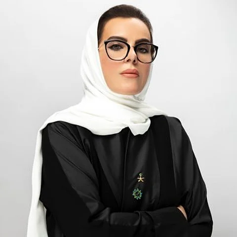 "المشوح": يكفي تصدير النساء المثرثرات.. مثقفاتنا أحق