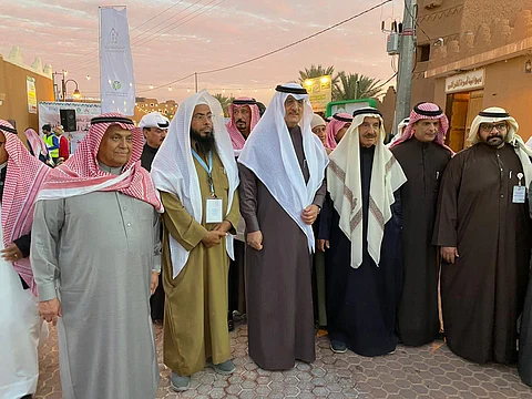 محافظ شقراء يدشّن "ربيع أشيقر" ويشيد بجهود المنظمين وسط حضور كثيف