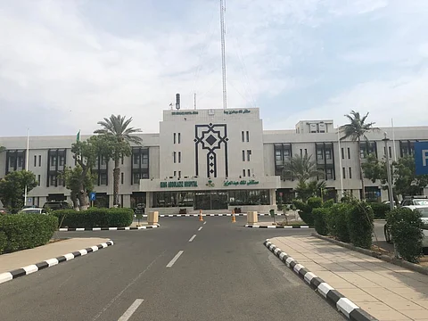 سقط من الطابق الثالث وقطع شريانه.. عملية دقيقة تنقذ قدَم شاب من البتر بجدة