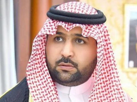 نائب أمير جازان ينقل تعازي القيادة لوالد وذوي الشهيد "دربشي"