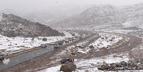 أمطار غزيرة وتساقط الثلوج على مراكز محافظة حقل