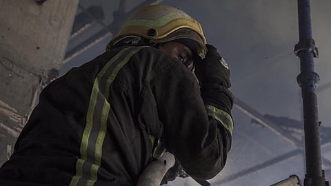 طيران يحلّق و24 فرقة تتعامل.. هكذا أخمَدَ "المدني" حريق "برج كورنيش جدة"