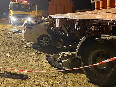 حادث شنيع بالمخواة: مركبة تستقر تحت شاحنة محمَّلة بالغاز