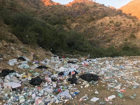 أكوام النفايات تشوِّه جماليات طبيعة مركز ختبة بمحافظة المجاردة