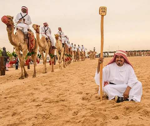 أجمل اللحظات بـ"سفاري بقيق".. شبة نار وصقور وربابة وسيارات قديمة