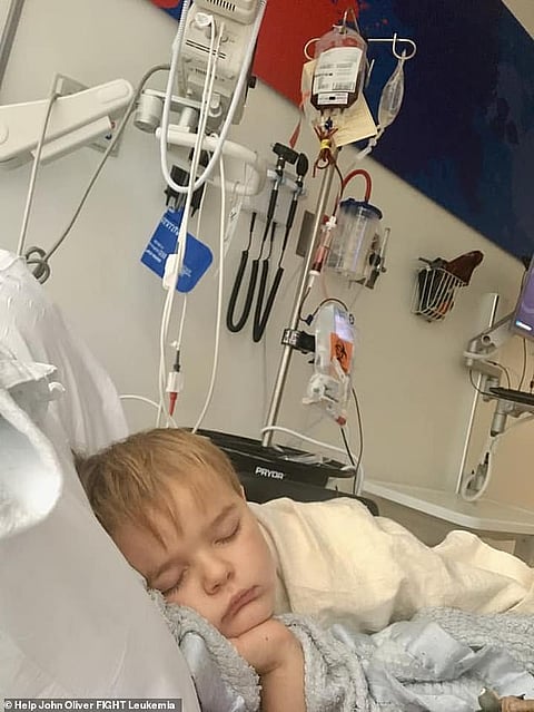 مشهد رائع.. لماذا وقفت مدرسة بالكامل لتحية هذا الطفل الصغير؟