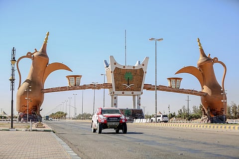 بالصور.. "سبق" ترصد دخول متسابقي رالي داكار "وادي الدواسر"