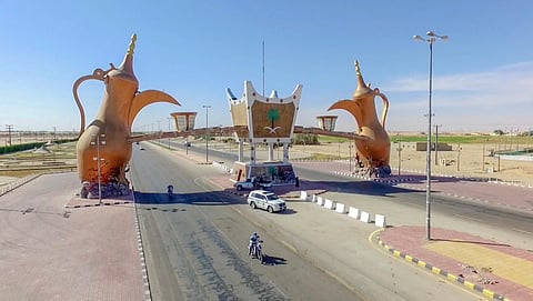 شاهد.. البوابة الأكبر في العالم تجذب المشاركين برالي داكار السعودية لدى وصولهم لـ"الدواسر" 