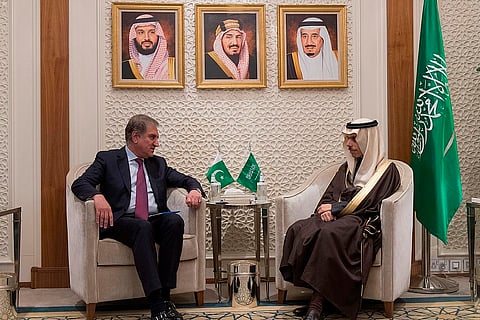 وزير الخارجية يبحث مجمل القضايا والأحداث مع نظيره الباكستاني