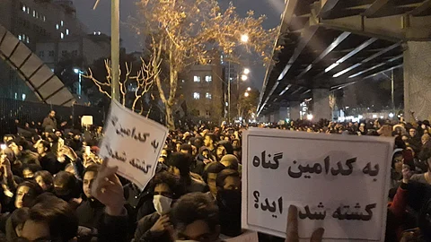 لليوم الثالث على التوالي.. آلاف المتظاهرين الإيرانيين: "الموت للدكتاتور خامنئي"