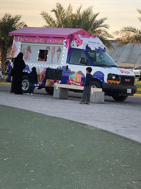 شاهد.. مركبات ودراجات نارية تزاحم زوار حديقة بمكة وتهدد الأطفال