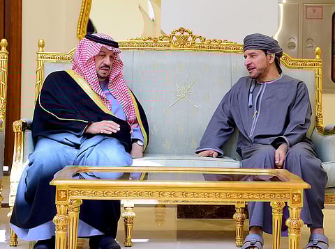 زار سفارة السلطنة.. أمير الرياض يقدم العزاء في وفاة السلطان قابوس