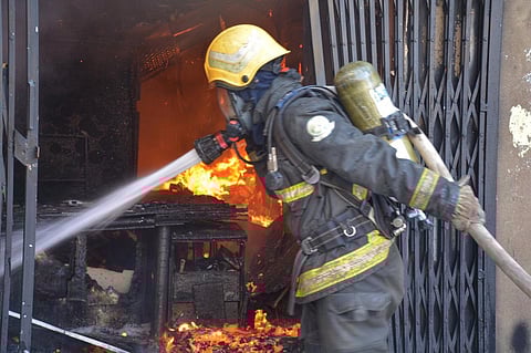 بالصور.. حريق يلتهم مجمعاً للمواد الكهربائية بعزيزية جدة