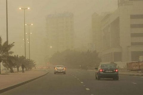 "الأرصاد" تنبِّه مكة والمدينة: رياح وأتربة مثارة وتدنٍّ في مدى الرؤية