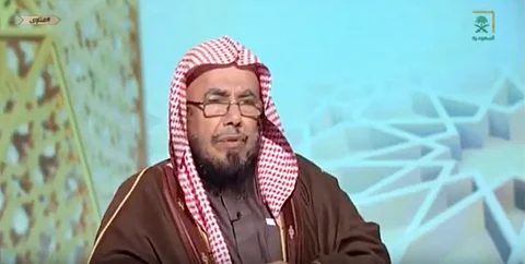 "المطلق" عن خلع المرأة حجابَها أثناء السفر: لا يجوز الدين والحياء زينتها