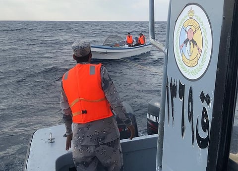 حرس الحدود يُنقذ مواطنًا ومرافقه تعطّل قاربهما في عرض البحر بينبع