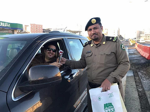 بالورد والهدايا .. شاهد كيف استقبل "مرور الباحة" الطلاب