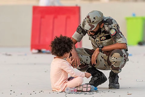 هذه الصورة حازت المركز الأول: رجل أمن وطفلة "الحج جمعهما"