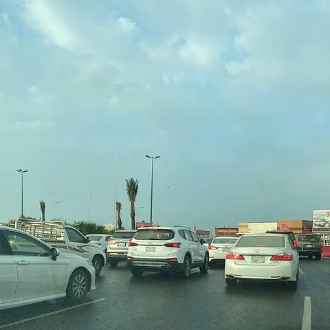 إلى مطار جازان.. هذا الدوار يطلب حلًّا.. اختناقات وزحام وحوادث تَصادم يومية