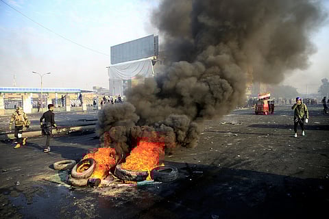 احتجاجات العراق.. تراشق بالقنابل الحارقة والغاز.. وإصابة عشرات المحتجين