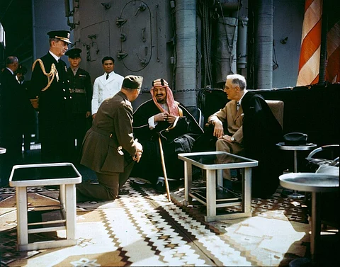 السفارة الأمريكية بالرياض تنشر فيديو نادراً للقاء بين الملك عبدالعزيز والرئيس روزفلت