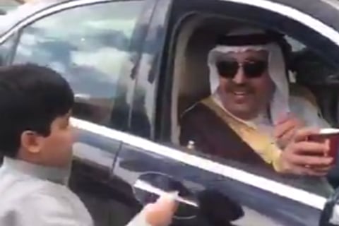 "عطنا شاهي".. أمير الباحة يتوقف بجوار "كشك" بعقبة الباحة ويؤكد: "أنتم عيالي"