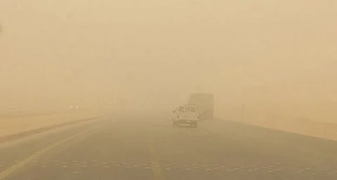رياح وأتربة على تبوك .. و"المدني" تصدر تحذيراتها
