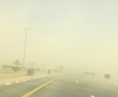 موجة غبار قوية تترافق بكتلة هوائية باردة تجتاح تبوك.. غداً