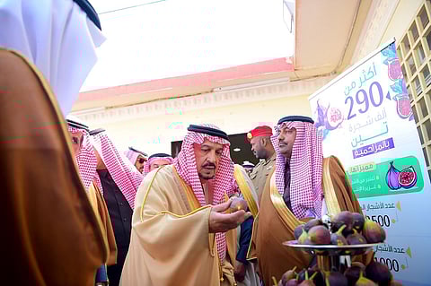 أمير الرياض يتفقد محافظة المزاحمية ويلتقي المسؤولين والأهالي