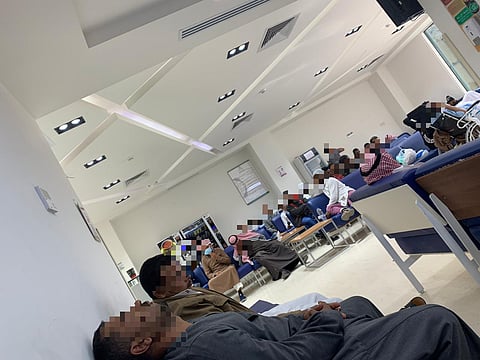 تكدس وعدم رضى وسوء تعامل طبيبة وتدني نظافة وتدخين موظفين في هذه المنشأة الصحية