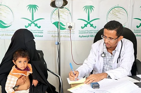 العيادات الطبية لمركز الملك سلمان تقدم خدماتها العلاجية لـ 160 ألف شخص في الخوخة بالحديدة
