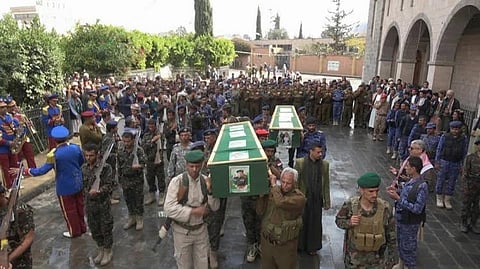 الحوثيون يشيعون جثامين قياديين بعد مقتلهم في جبهة "نهم"