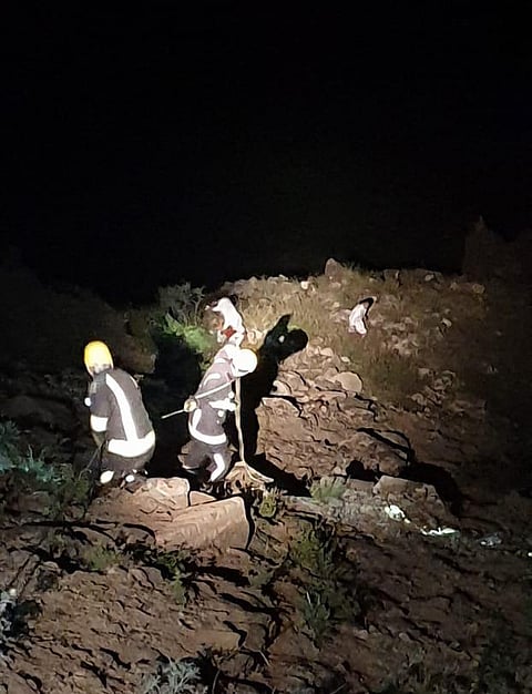 من 300م نزولاً.. "مدني الباحة" يُخرج محتجزَيْ "عقبة قلوة" بالحبال