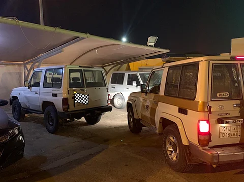 شاهد.. رجال الأمن يوقفون متهوراً في بريدة بـ"القوة"