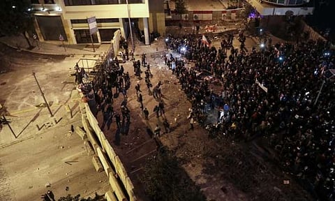 المحتجون اللبنانيون يخترقون محيط مقر الحكومة.. والأمن يفرِّقهم بقنابل الغاز