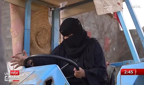 "فتاة الحراثة": سعيدة بهذه الحياة.. ولن أتخلى عنها