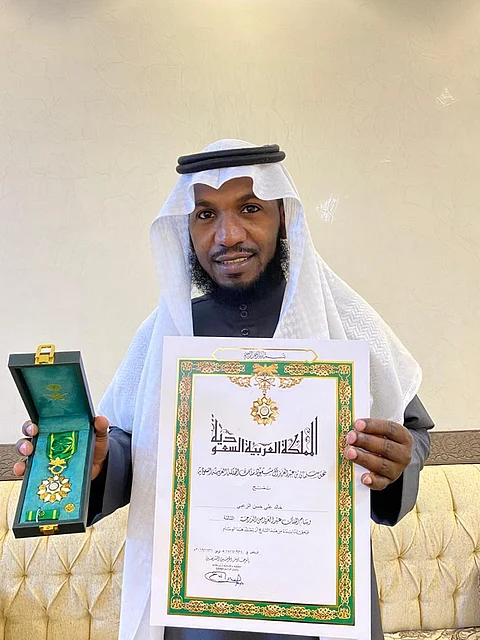 خادم الحرمين يمنح "وسام المؤسس" لشاب تبرع بالكلى لوجه الله