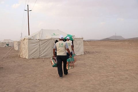 إغاثي الملك سلمان يوزع مواد إيوائية في مخيم الميل بمأرب