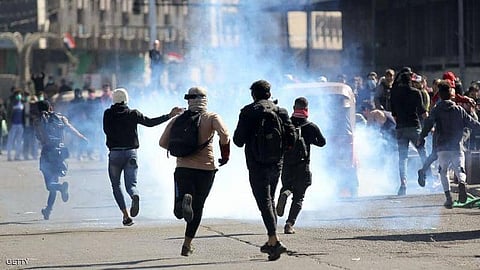 العراق.. إصابة عشرات المتظاهرين في اشتباكات مع قوات الأمن وسط كربلاء