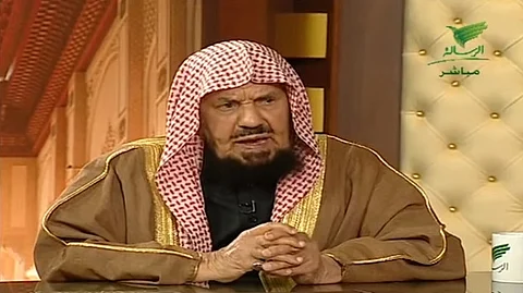 "المنيع" عن إقامة المرأة ببلد دون مَحْرم: لا يلزم المَحْرم إلا في حال السفر