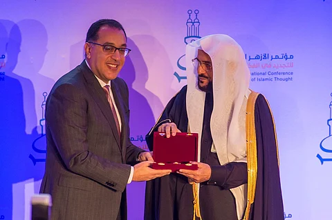 "السيسي" يمنح "آل الشيخ" وسام العلوم والفنون من الطبقة الأولى