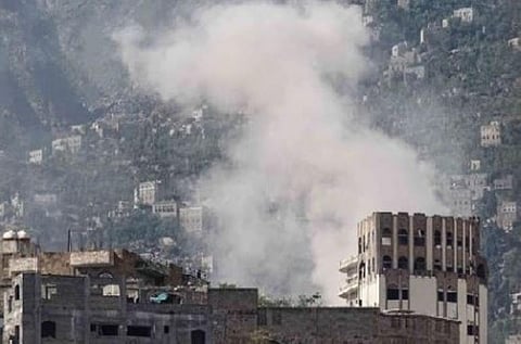 مقتل وإصابة 10 مدنيين بقصف ميليشيات الحوثي سوقاً شعبياً بتعـز