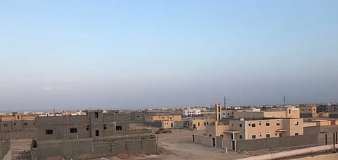 "بلدي القريات" يسفلت "حي الورود"