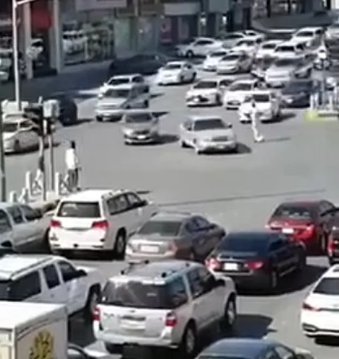 فيديو نال الإعجاب .. شابان ينظّمان حركة المرور إثر عطل مفاجئ لإشارة بالرياض