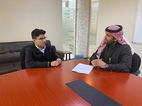 "اليوسف" يحقق أعلى درجة في اختبار SAT في تاريخ المملكة.. و"سبق" تلتقي به