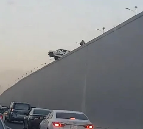 جدة.. نجاة سائق من حادث مروِّع بعد أن علقت مركبته فوق نفق الأندلس