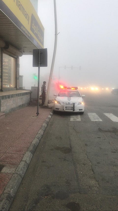 شاهد .. ضباب كثيف يلف الباحة ومحافظاتها والمرور يُطلق تحذيراته